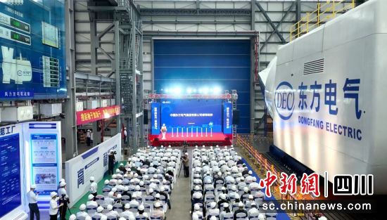 全球最大18兆瓦直驱海优势电机组下线仪式现场。。。。。。long8供图