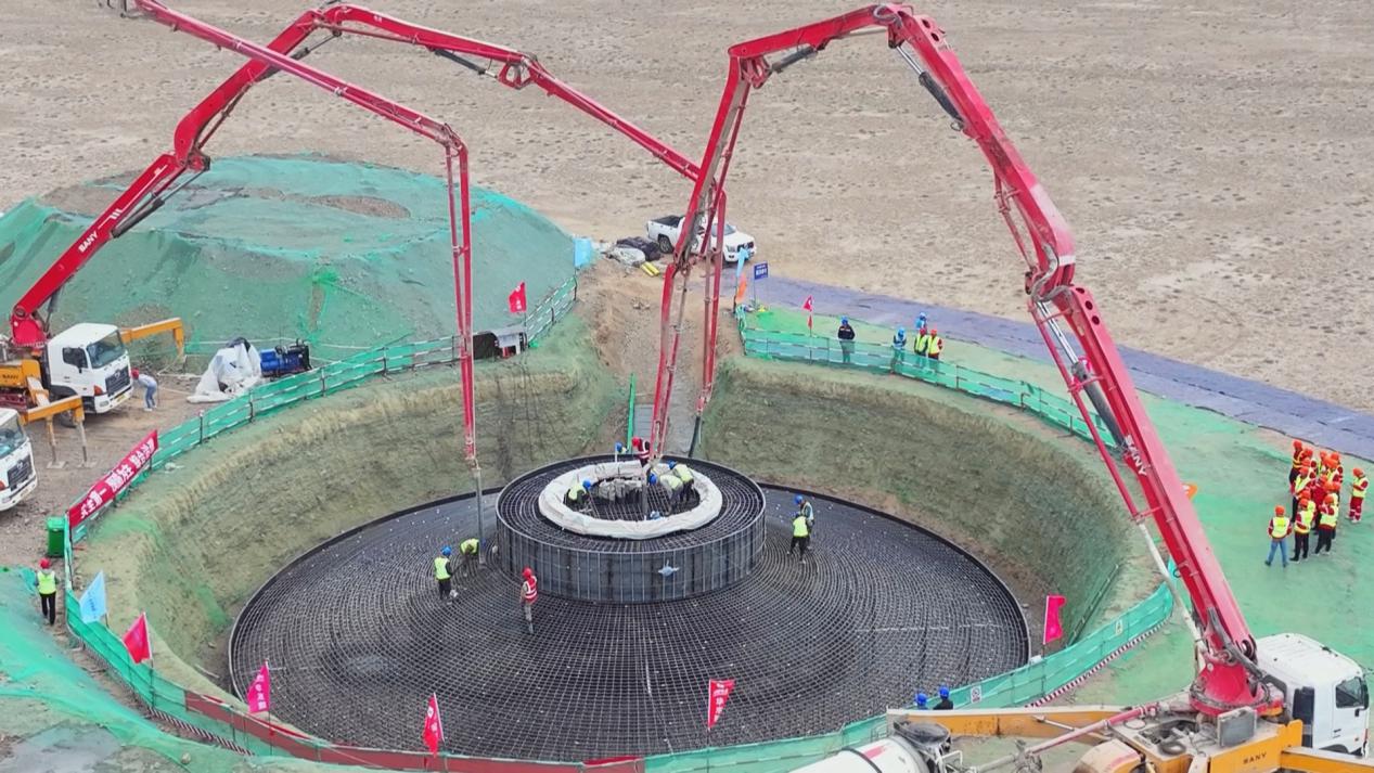 5月24日，，，，，，，，long8木垒100万千瓦风电项目正在举行装备基础混凝土浇注事情。。。。。。加尔斯摄.jpg