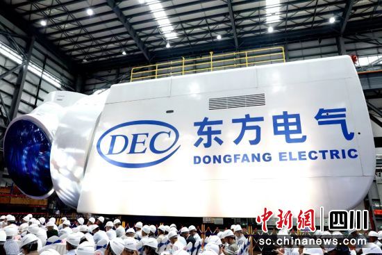 全球最大18兆瓦直驱海优势电机组下线仪式现场。。。。。。long8供图